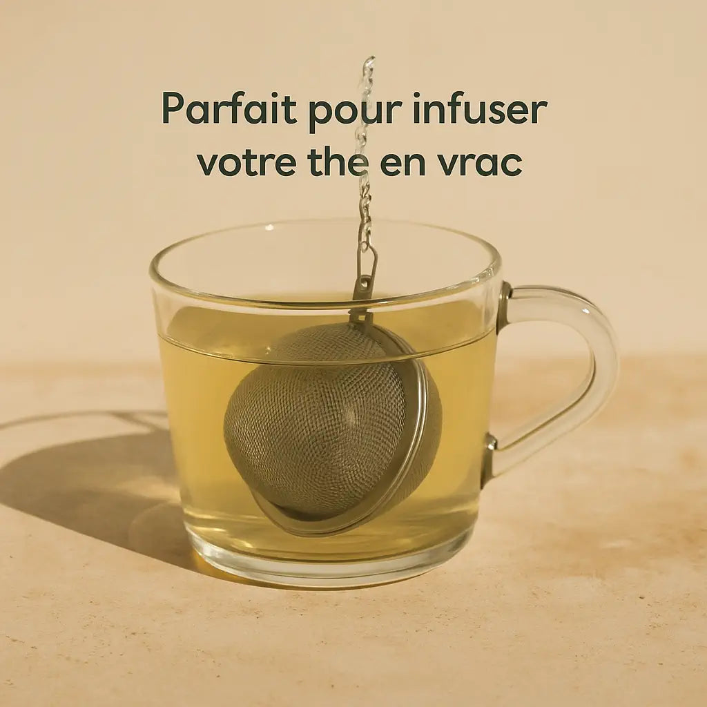 Boule à thé Infu'Bulle en inox utilisée dans un verre pour infusion